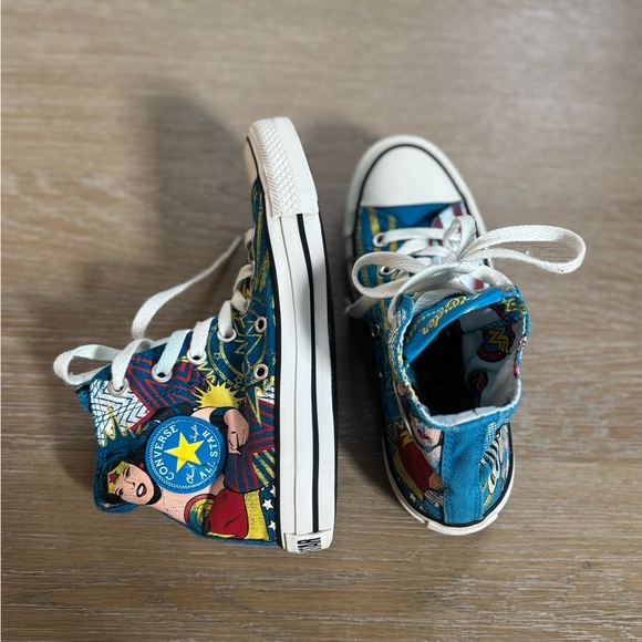 RARE Converse women’s high-top DC Comics Wonder Woman sneakers shoes size 6 - Picture 3 of 6